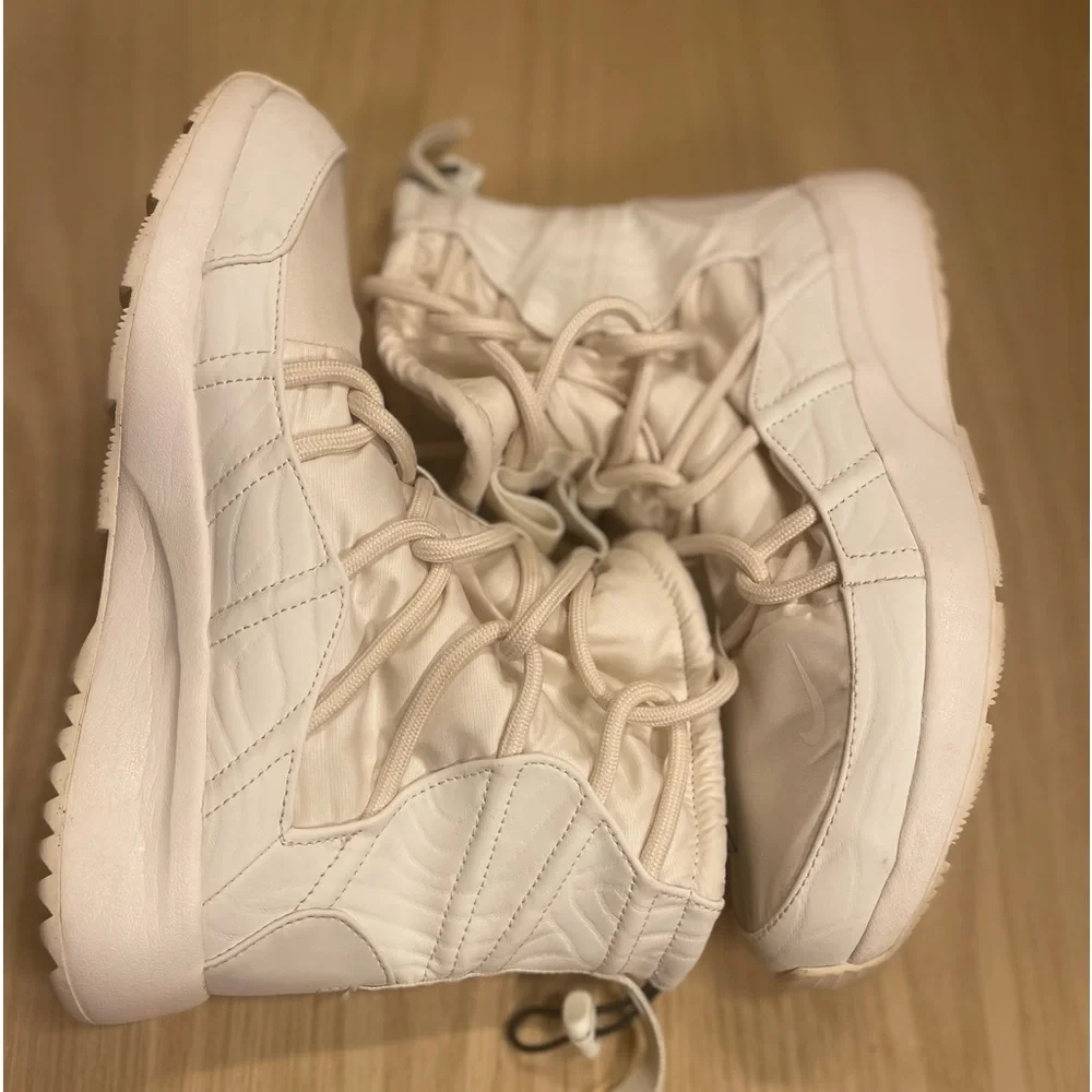 NIKE Tanjun High Rise Boots in White Size 8.5